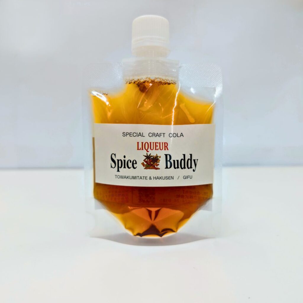 ☆お求めやすいSpice Buddy 100ｍｌパック新発売です☆
値段は1000円になります。配送無料です。
「Spice Buddy」という名前の無添加のクラフトリキュールは、岐阜県産の米を使用した焼酎にクラフトコーラのスパイスを漬け込んで作られています。このリキュールは、地元の白扇酒造とのコラボレーションで生まれ、その名前も由来しています。 「スパイスバディ」はフェアトレードコーラの14種類の天然素材スパイスを贅沢に使用し、歴史ある伝統的製法で作られ、職人技が活かされています。また、アレルギー反応が心配な方でも安心して飲むことができます。 このリキュールのアルコール度数は40度で、クラフトコーラのスパイスの香りと味わいはピリッと辛く、スパイシーです。そのため、料理との相性も抜群です。飲み方は、炭酸で割ったり、ストレートで飲むこともできます。また、アイスクリームや、かき氷のデザートのレシピにも使うことができ、美味しい味わいを楽しむことができます。 「Spice Buddy」は高級感があり、おしゃれな見た目も特徴です。特別な日のギフトとしてもおすすめです。