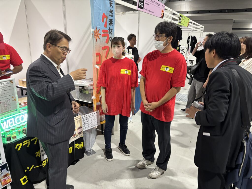 障害者ワークフェア2025にて大村秀章愛知県知事にブースを訪問して頂きました。！
私たちのオリジナルドリンク【ラベンダーとバタフライピーの青っコーラ】も御試飲して頂きました。💙
貴重なお時間を頂き、ありがとうございました！
#障害者 #愛知県 #大村秀章知事 #青っコーラ #クラフトコーラ