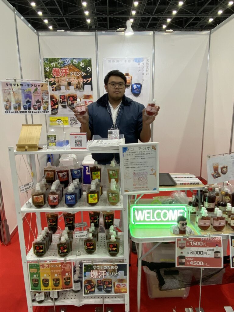 メッセナゴヤ準備できました！】
ブース設営完了しました✨
美濃加茂商工会議所ブース【B-37】にてお待ちしております！

クラフトコーラの試飲もできます🍹
ぜひお気軽にお立ち寄りください！

#メッセナゴヤ2025 #美濃加茂商工会議所 #クラフトコーラ #林愉快研究所 #東和組立 #リキュール #イベント出展 #名古屋イベント #試飲できます #お待ちしてます